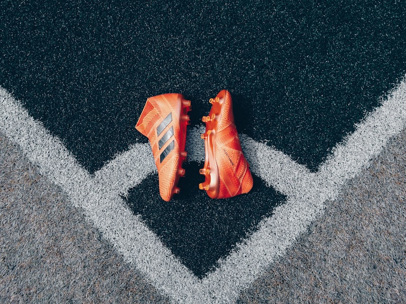 历届世界杯冠军奖杯大力神杯在灯光下闪耀的特写照片